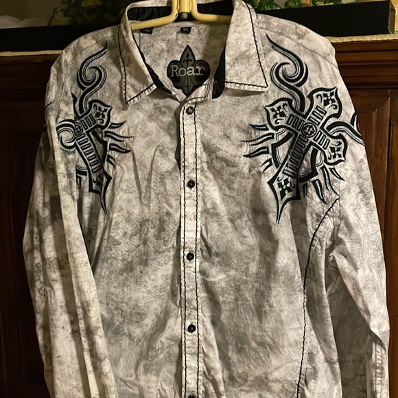 Mens XL gently used ROAR long sleeve shirt from Buckle. Paid $109 New Mens XL gently used ROAR long sleeve shirt from Buckle. Paid $109 New
